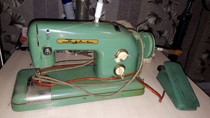 Электрическая швейная машинка