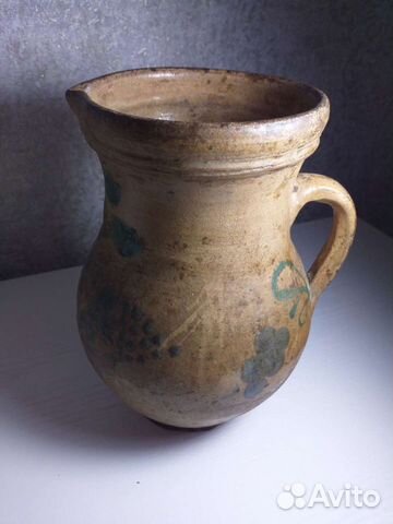 Старинный глиняный кувшин с рисунком