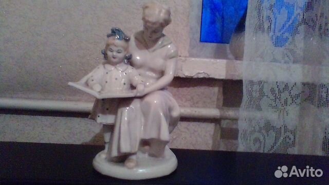 Статуэтка первая буква, мама С дочкой читают книг