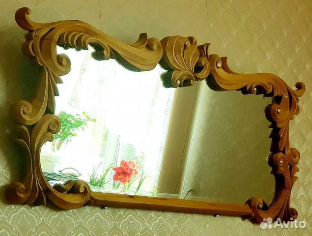 Зеркало в резной деревянной раме