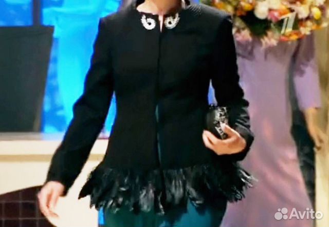 Жакет с баской из перьев Жакет с баской из перьев