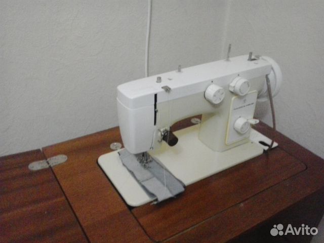 Продаю швейную машинку, встроенную в тумбу Продаю швейную машинку, встроенную в тумбу