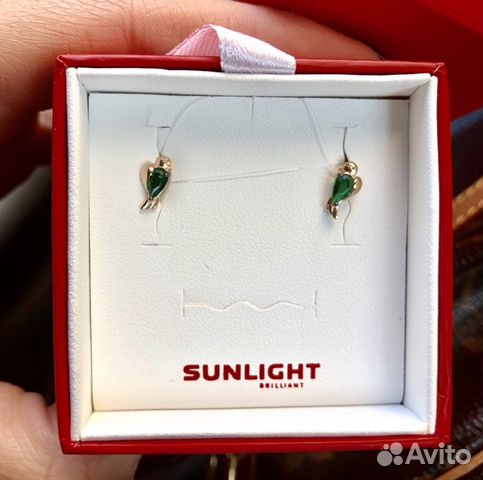 Серьги пусеты золотые с изумрудом иск. Sunlight