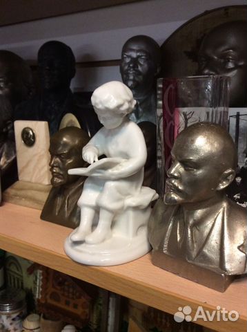 Ленин в детстве читает книжку лфз