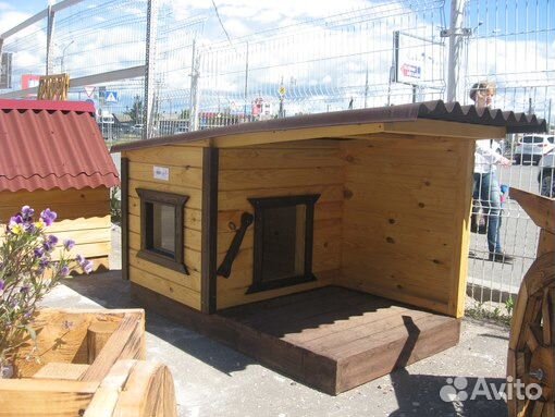 Будка для собаки с навесом и окошком