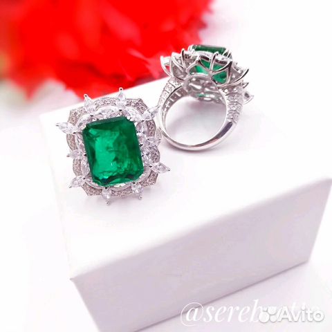 Роскошное серебряное кольцо с изумрудным цирконом