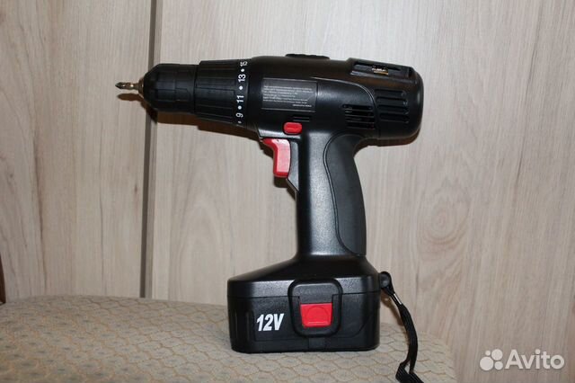 Шуруповерт черного цвета 12 вольт новый Шуруповерт черного цвета 12 вольт новый