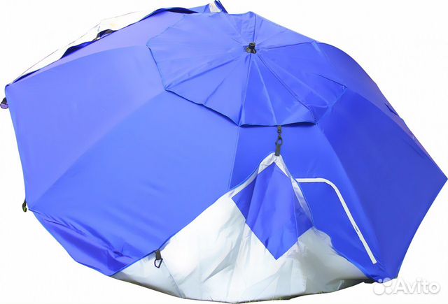 Спряталась под синим зонтом