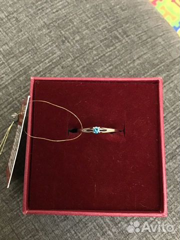 Золотое кольцо с голубым бриллиантом Золотое кольцо с голубым бриллиантом