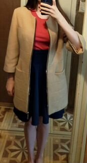 Бежевое пальто с укороченным рукавом