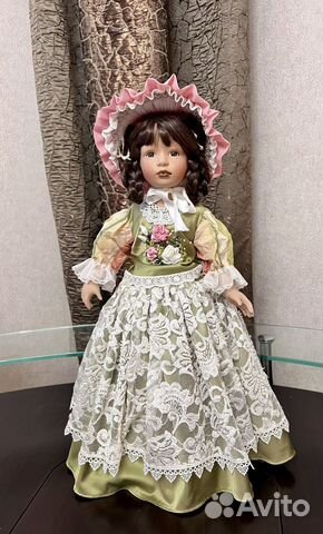 Коллекционная фарфоровая кукла