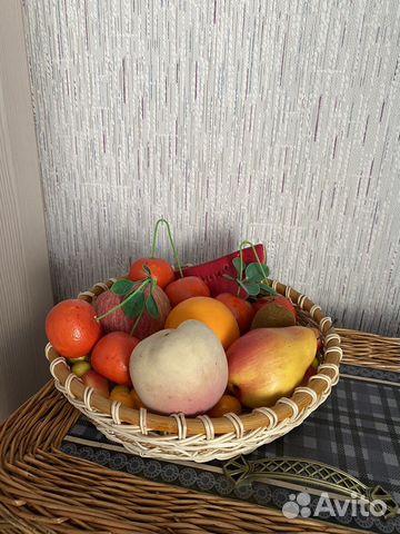 Искусственные фрукты в корзинке