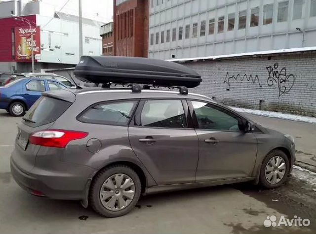 На крыше универсала. Thule Touring l 780 Ford Focus 3 универсал. Thule Pacific 780 Ford Focus 3 универсал. Багажник автобокс форкус3. Багажник на крышу Ford Focus 3 универсал.