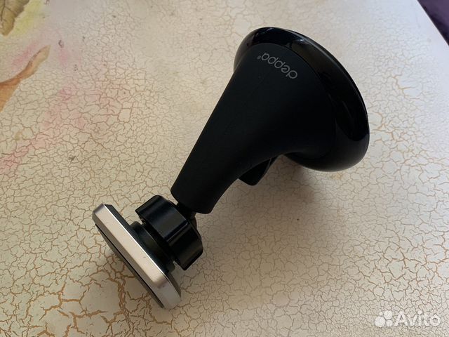 Магнитный держатель для телефона в машину