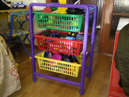 Стойка для игрушек пластиковая на колёсах
