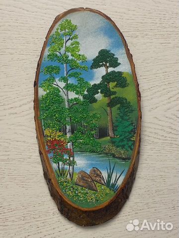 Картина из камня на срезе дерева