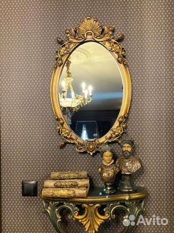 Настенное зеркало в резной раме