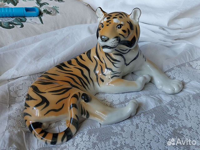 Фарфоровая статуэтка тигр