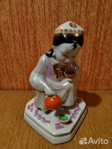 Фарфоровая статуэтка * Узбечка с чайником *