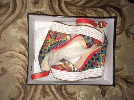 Босоножки на танкетке Dolce Vita