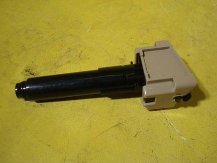 Форсунка омыватель фары левый Мазда 3 BM 2013-17г