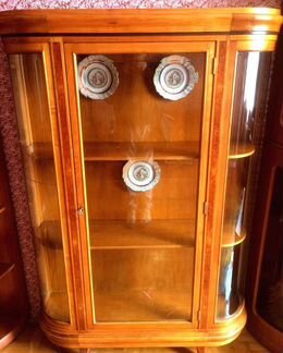 Антикварная витрина для коллекционеров фарфора