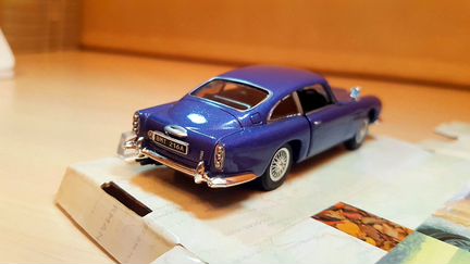 Aston Martin DB5 Cararama 1/43