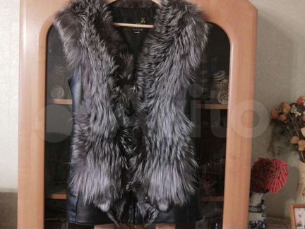 Жилетка кожаная с мехом из чернобурки