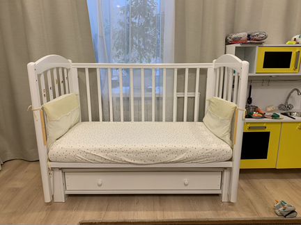 Детская кроватка с продольным маятником