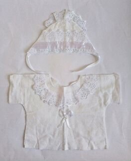 Нарядный комплект распашонка и чепчик