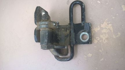 Нижняя петля задней двери VW Пассат В-6 2006-2010