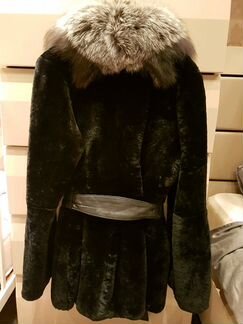 Продам красивую мутоновую шубку с воротником из че