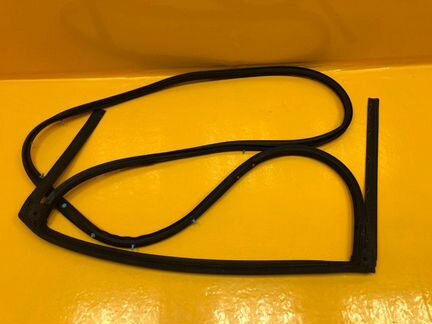 Уплотнение двери заднее левое Nissan Murano Z52