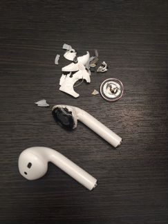 Правый наушник и кейс AirPods 2