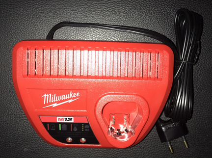 Зарядное устройство Milwaukee M12