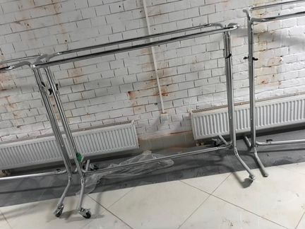 Вешалка на колёсиках