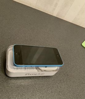 iPhone 5c с наушниками и чехлами