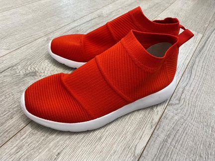 Кроссовки женские