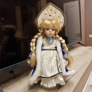 Кукла снегурочка на подставке