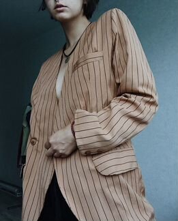 Коричневый пиджак в полоску