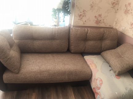 Угловой Диван,тумбочка и шторы