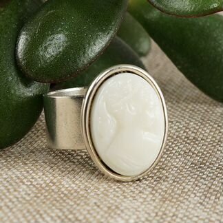 Кольцо Камея кремовая серебристая (стекло 13х18мм)