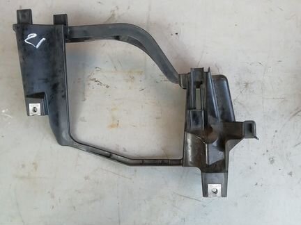 Kpонштейн фары пpавый BMW E60