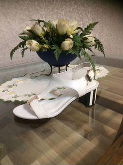 Босоножки белые кожаные 37 размер