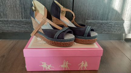 Босоножки на танкетке