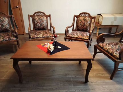 Кресло со столиком