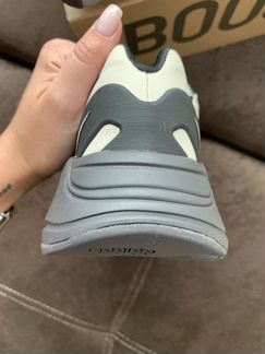 Адидас Yeezy boost 700