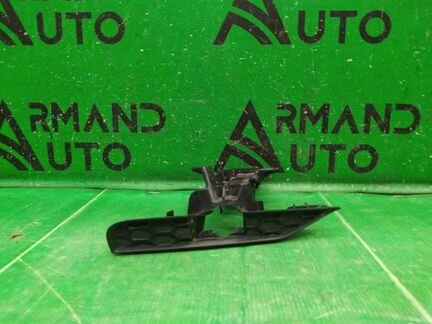 Кронштейн форсунки омывателя правый Jeep Grand