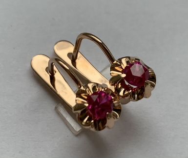 Золотые серьги с камнем. СССР