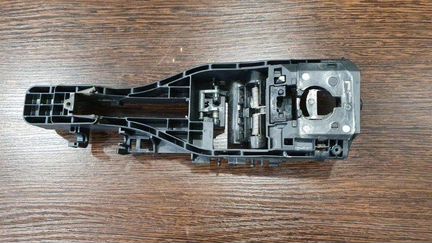 Кронштейн ручки двери задний левый Porsche Macan